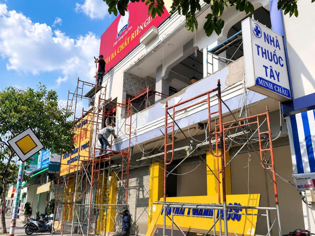 tháo dỡ bảng hiệu