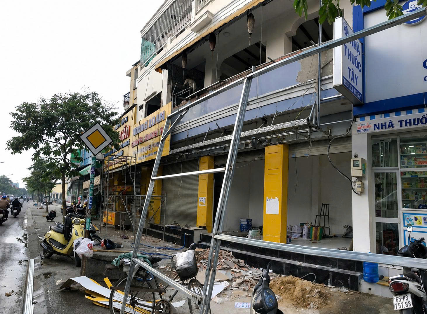 tháo dỡ bảng hiệu
