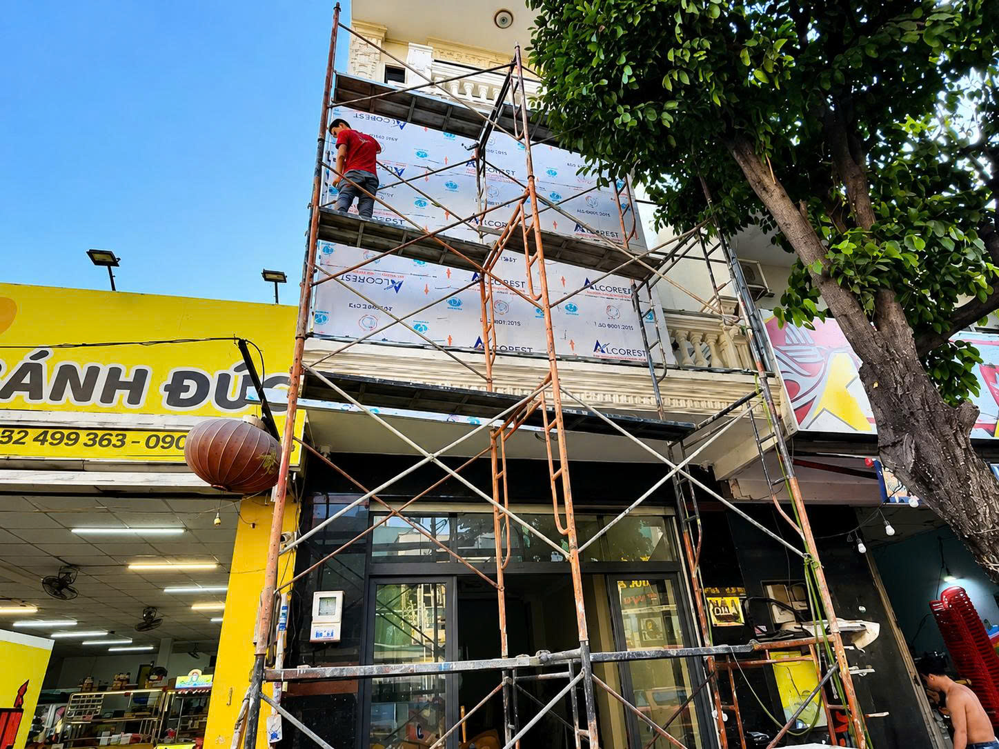 tháo dỡ bảng hiệu