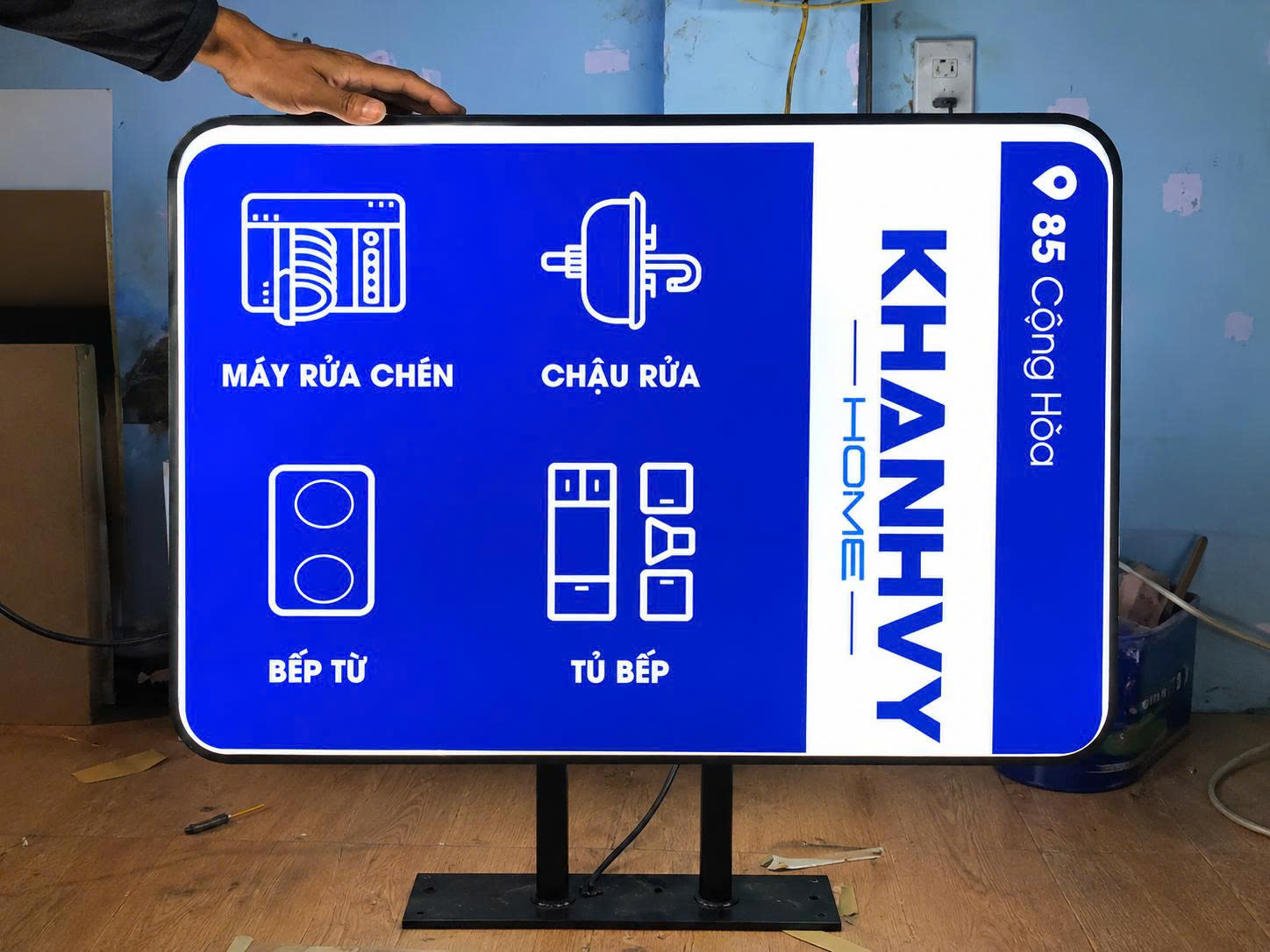 tháo dỡ bảng hiệu