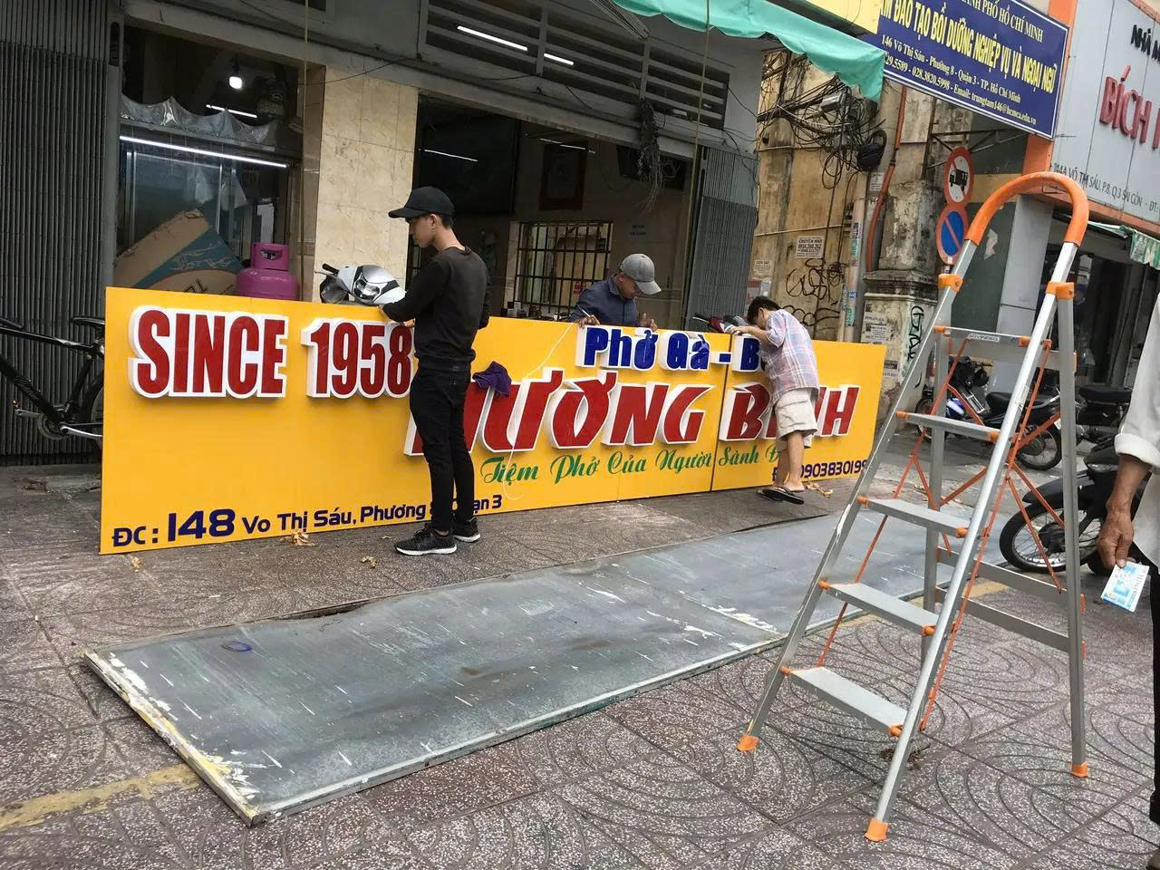 tháo dỡ bảng hiệu