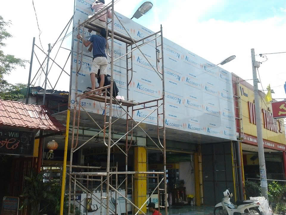 tháo dỡ bảng hiệu